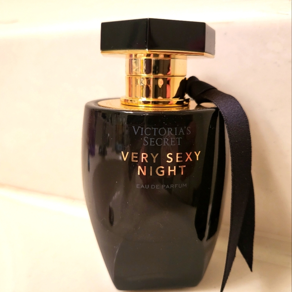 Victoria's Secret Very Sexy Night perfume